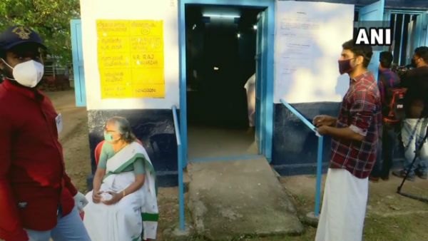 கேரளாவில் முதல் கட்ட உள்ளாட்சித் தேர்தல்: பிற்பகல் 3 மணிவரை 61% வாக்குகள் பதிவு