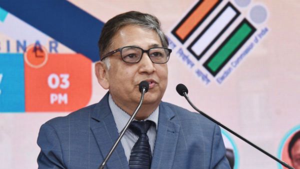 தமிழக சட்டசபை தேர்தலில் முதியவர்கள், மாற்றுத்திறனாளிகளுக்கு தபால் வாக்கு.. தேர்தல் ஆணையம் அறிவிப்பு