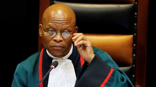 கொரோனா தடுப்பூசி ஒரு சாத்தான்.... உளறி கொட்டிய தலைமை நீதிபதி!