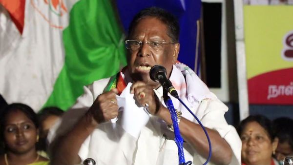 கேஜ்ரிவால் பாணியில் விவசாய சட்ட நகல்களை கிழித்து எறிந்த புதுவை முதல்வர் நாராயணசாமி!