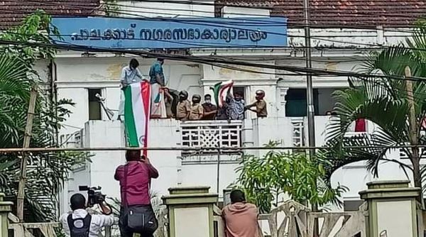 பாஜகவின் ஜெய்ஶ்ரீராம் பேனர்களுக்கு போட்டியாக பாலக்காடு நகராட்சியில் தேசிய கொடி ஏற்றிய டைஃபி