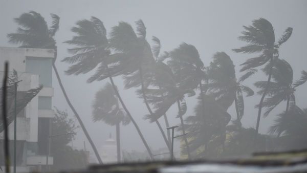 நகர மறுக்கிறது.. வலுவிழந்த பின்பும் ஆட்டம் காட்டும் புரேவி.. இனிதான் கனமழை பிச்சு எடுக்கும்.. கவனம்!