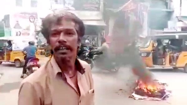 உச்சகட்ட வெறுப்பு.. நடுரோட்டில் பேனரை கிழித்து எரித்து.. தாறுமாறாக திட்டிய ரஜினி ரசிகர்!