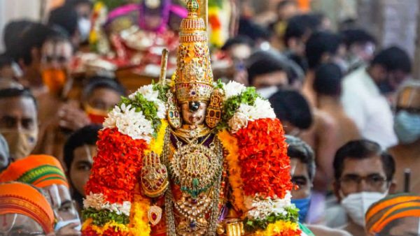 ஸ்ரீரங்கம் ரங்கநாதர் கோவிலில் பகல் பத்து விழா - நீள்முடி கிரீடம் அணிந்து அருள்பாலித்த நம்பெருமாள்