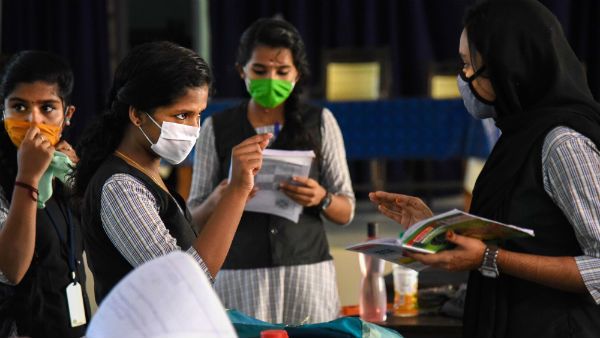 தமிழகத்தில் பொதுத் தோ்வு இல்லாத வகுப்புகளுக்கு 50 சதவீத பாட திட்டம் குறைப்பு?