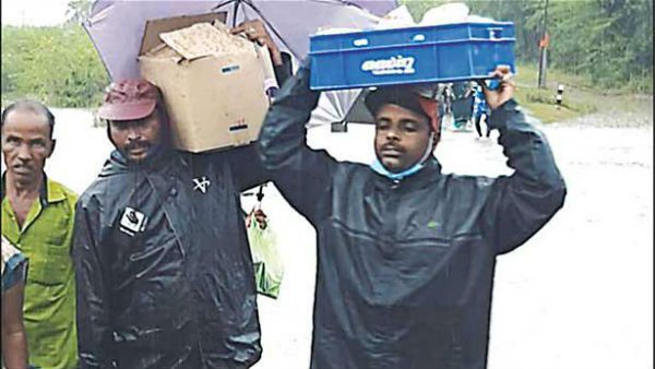 இடுப்பளவு வெள்ள தண்ணீரில் தலையில் பால் பாக்கெட்டுகளை சுமந்த விருத்தாசலம் தாசில்தார்.. வைரல் போட்டோ