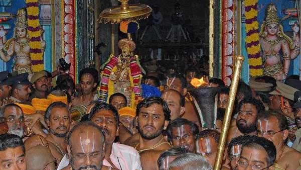 வைகுண்ட ஏகாதசி : ஸ்ரீரங்கத்தில் சொர்க்கவாசல் திறப்பு- ரத்ன அங்கி அணிந்து உலா வந்த நம்பெருமாள்