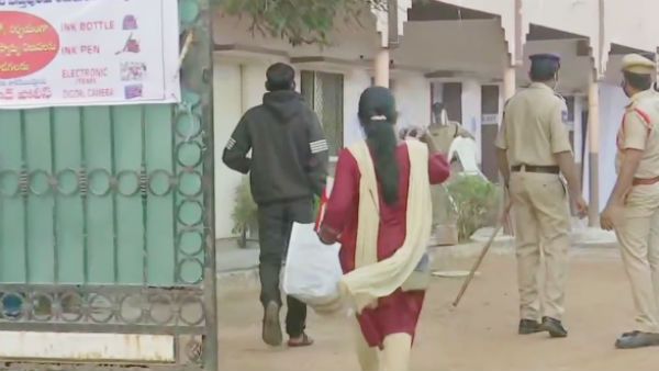 பெரும் எதிர்பார்ப்புடன் ஹைதராபாத் மாநகராட்சி தேர்தல்.. காலை 7 மணிக்கு தொடங்கியது வாக்கு பதிவு