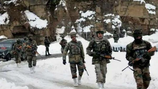 எல்லை தாண்டி நுழைந்ததால் கைது செய்யப்பட்ட சீன வீரர்... மீண்டும் சீன ராணுவத்திடம் ஒப்படைப்பு