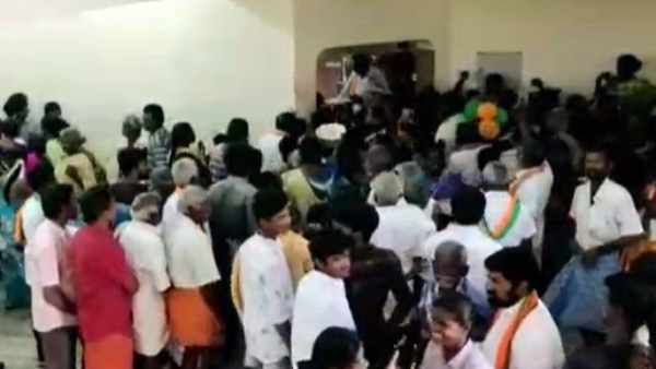 திண்டுக்கல்: ஓசி பிரியாணிக்காக கொரோனா கவலை இல்லாமல் முண்டியடித்த கூட்டம்- திணறிய பாஜக நிர்வாகிகள்