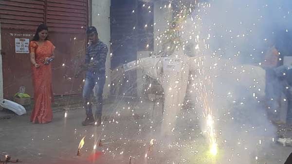 தடுப்பூசி வந்த உற்சாகம்... கொரோனா உருவ பொம்மையை எரித்து கொண்டாடிய பாஜகவினர்!