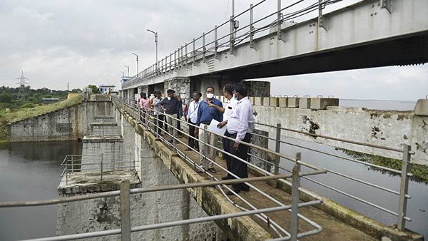 கனமழை நீடிப்பு : செம்பரம்பாக்கம், புழல் ஏரிகளில் இருந்து விநாடிக்கு 500 கன அடி உபரிநீர் திறப்பு