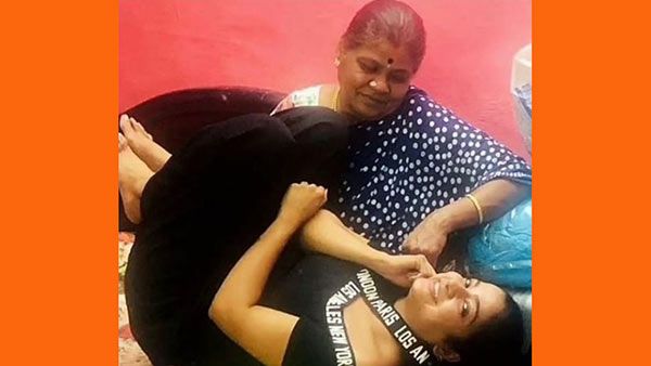 யார்னு தெரியுதா.. கருப்பு சுடிதாரில்.. மடியில் படுத்து கொண்டு.. வைரலாகும் முல்லைப்பூ சிரிப்பு போட்டோ