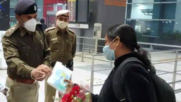 மாஸ்க், கையுறை என கொரோனா கிட் கொடுத்து பயணிகளை வரவேற்ற டெல்லி போலீஸ்