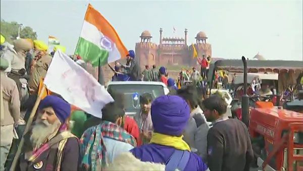 செங்கோட்டை மட்டுமல்ல.. டெல்லி போலீஸ் தலைமை அலுவலகத்திலும் விவசாயிகள்.. குவியும் டிராக்டர்கள்