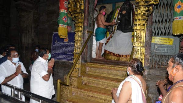 மதுரை மீனாட்சி அம்மனை தரிசித்த முதல்வர் எடப்பாடி பழனிச்சாமி - தேர்தல் வெற்றிக்கு வழிபாடு