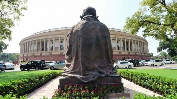 நாடாளுமன்ற வளாகத்திலிருந்து... திடீரென்று அகற்றப்பட்ட காந்தி சிலை... காரணம் என்ன