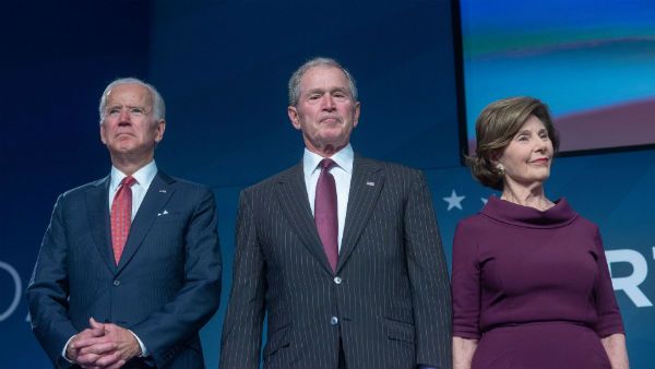 அவர் வரலேனா என்ன, நாங்க வர்றோம்... ஜோ பைடன் பதவியேற்கும் விழாவில் பங்கேற்கும் புஷ் தம்பதி