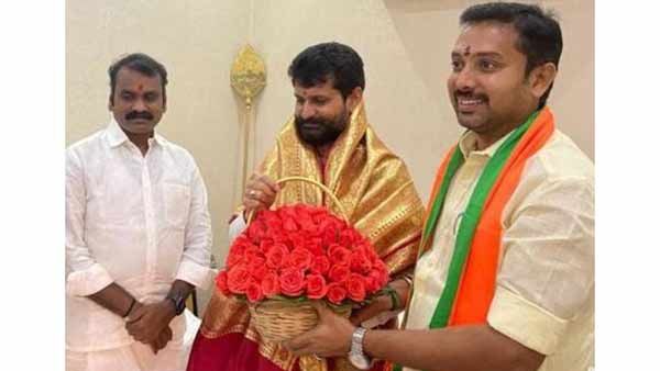 அதிமுக மாஜி இளைஞர், இளம் பெண்கள் பாசறை மாநிலச் செயலாளர் விவி செந்தில்நாதன் பாஜகவுக்கு தாவினார்