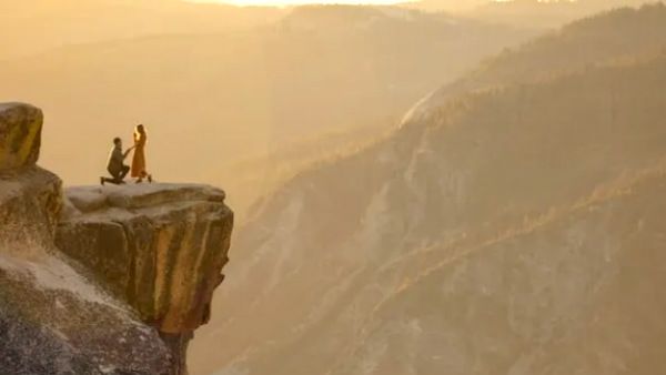 மலை உச்சியில் காதல்.. தடுமாறி 650 அடி பள்ளத்தில் விழுந்த காதலி.. ஆனாலும் காதல் காப்பாத்திடுச்சு பாஸ்