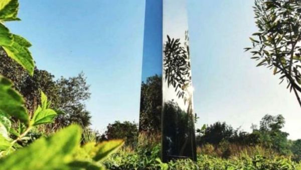 அகமதாபாத் பார்க்கில் திடீரென தோன்றிய மோனோலித் மர்ம உலோகத்தூண் - ஆர்வத்துடன் செல்பி எடுத்த மக்கள்