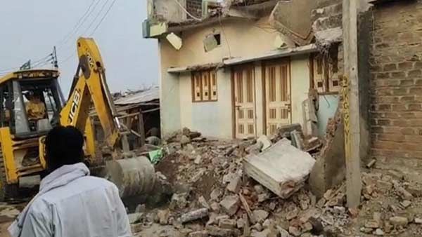 ம.பி: ராமர் கோவில் நிதி வசூல் பேரணி- மத மோதல் நிகழ்ந்த கிராமத்தில் 13 ஆக்கிரமிப்பு வீடுகள் இடிப்பு