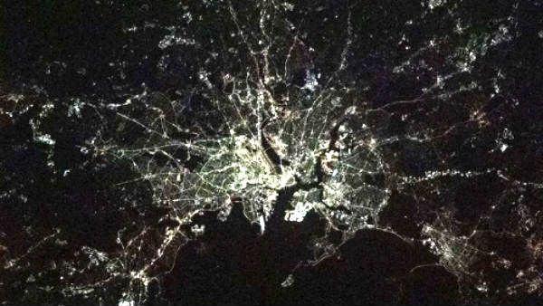 'சிலந்தி வலை' போல் ஜொலிப்பு.. நாசா வெளியிட்ட புகைப்படம்.. எந்த நகரம்னு உங்களுக்கு தெரியுதா?