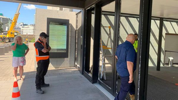 அட கொடுமையே.... நியூசிலாந்து நாடளுமன்றத்தின் கதவுகளை... கோடாரியால் அடித்து நொறுக்கிய நபர் கைது!