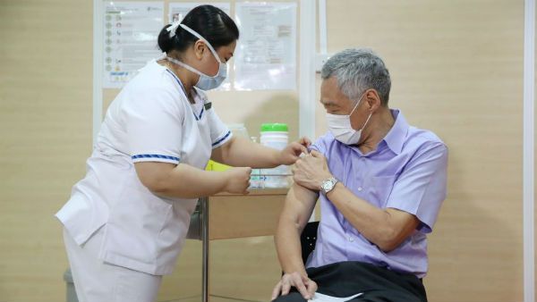 ப்ளீஸ் தடுப்பூசி போட்டுக்கோங்க... கொரோனா தடுப்பூசி எடுத்துக்கொண்ட சிங்கப்பூர் பிரதமர் வேண்டுகோள்