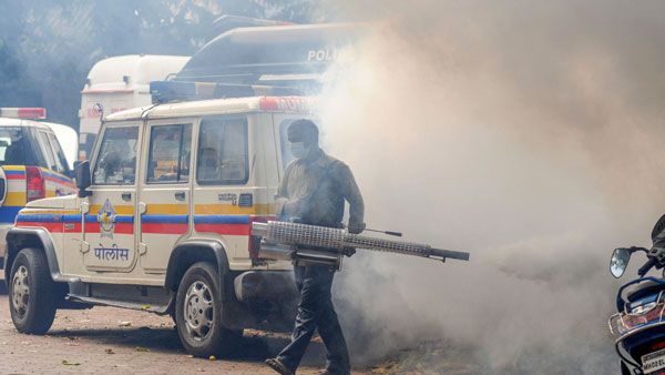 இப்படியும் ஒரு அப்பா.. ரூம் போட்டு யோசிச்சிருப்பாரோ.. மும்பையில் ஷாக் சம்பவம்!