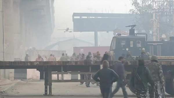 அந்த வீடியோவால் திருப்பம்... காசிப்பூரில் திரண்டு வரும் பல்லாயிரம் விவசாயிகள்.. மிரளும் போலீஸ்!