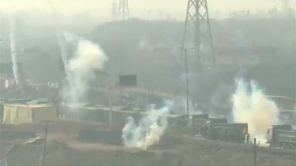 விவசாயிகளின் டிராக்டர் பேரணி.. டெல்லி போலீஸ் திடீரென தடியடி.. கண்ணீர்ப் புகை குண்டு வீச்சு!