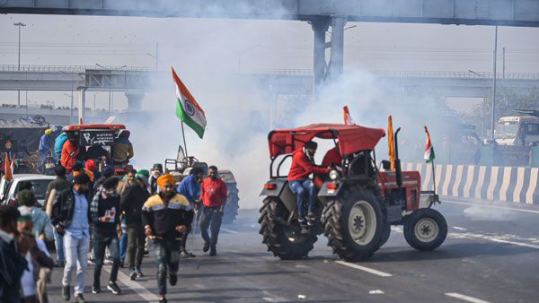 தலைநகரில் தொடரும் பதற்றம்... டெல்லியில் 10-க்கும் மேற்பட்ட மெட்ரோ ரெயில் நிலையங்கள் மூடல்!