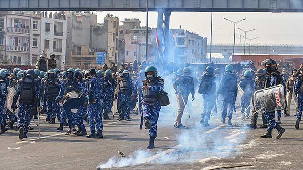 டெல்லியில் பெரும் பதற்றம்.. டிராக்டர் பேரணியில் பங்கேற்றுள்ள ஏராளமான தமிழக விவசாயிகள்