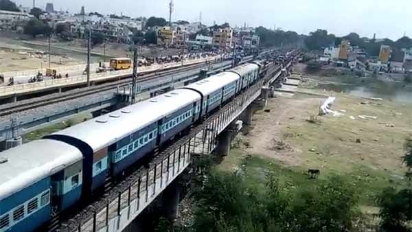 கொரோனா 2-வது அலை காரணமாக.. தினசரி ரயில்கள் பாதியாக குறைப்பு.. 1,500 ரயில்களில் 865 மட்டுமே இயக்கம்!