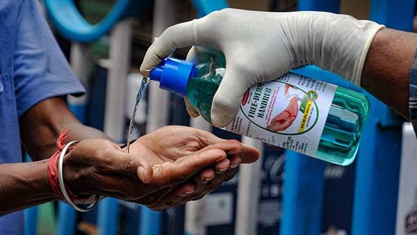 மக்களே உஷார்.. சானிட்டைசர்களால் குழந்தைகள் கண்களுக்கு பாதிப்பு அதிகரிப்பு.. ஆய்வாளர்கள் எச்சரிக்கை