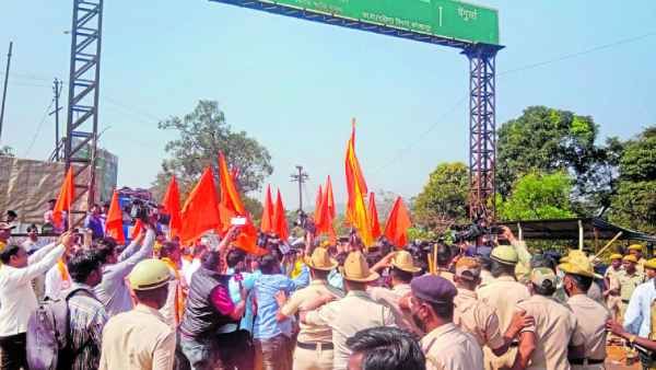 கன்னட கொடியை அகற்றக் கோரி சிவசேனா போராட்டம் - ஸ்தம்பித்த கர்நாடக பார்டர்