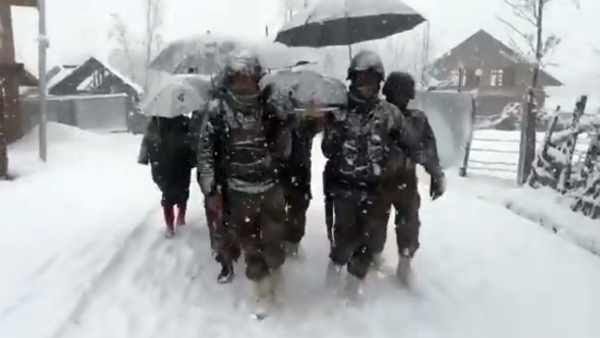 காஷ்மீரில் கொட்டும் பனிமழைக்கு நடுவே... தாயையும் சேயையும் 6 கி.மீ சுமந்து சென்ற ராணுவ வீரர்கள்