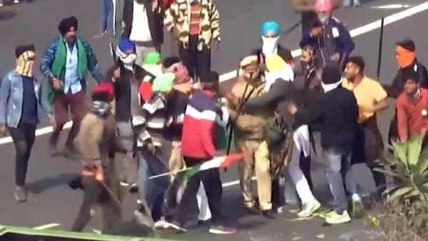 தனியாக சிக்கிய கான்ஸ்டபிள்.. அரண் போல சூழ்ந்து.. ஒரு அடி கூட விழாமல் காத்த விவசாயிகள்.. நெகிழ்ச்சி