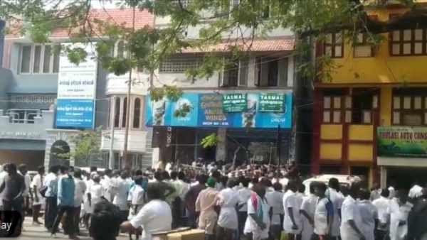 சென்னை மெரீனாவில் குவிந்ததோடு டாஸ்மாக் மதுபான கடைகளுக்கும் படையெடுத்த அதிமுக தொண்டர்கள்