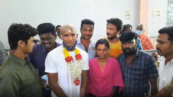 அன்று தோனி.. இன்று நட்டு - பழனி முருகன் கோவிலில் மொட்டை அடித்த நடராஜன்