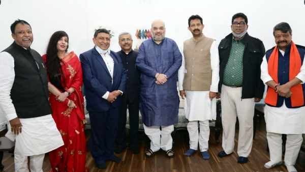 மம்தாவுக்கு தொடரும் அடி... திரிணாமுல் காங். மூத்த தலைவர்கள் 5 பேர் பாஜகவில் ஐக்கியம்!