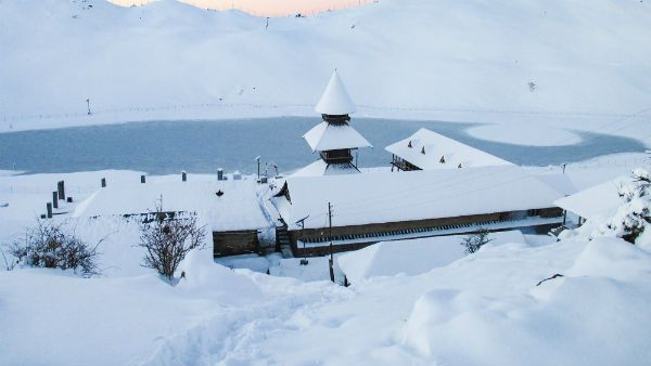இமாச்சல் பிரதேசத்தை உறைய வைத்த கடும் பனிப்பொழிவு... சுற்றுலா பயணிகள் தவிப்பு!