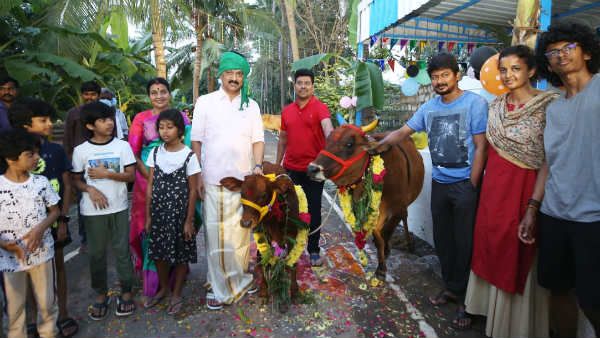 மகன், மருமகன் பேரன் பேத்திகளோடு மாட்டுப்பொங்கல் கொண்டாடிய மு.க ஸ்டாலின்