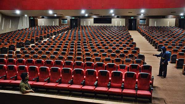 திரையரங்குகள் 100 சதவீத பார்வையாளர்களுடன் இயங்க அனுமதி- விதிமுறைகள் வெளியீடு