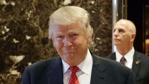 உதவியாளரின் ட்விட்டர் அக்கவுண்ட்டை கடன் வாங்கி ட்வீட் போட்ட டிரம்ப்.. ரொம்ப கேவலம்