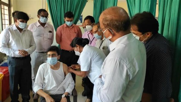 இருண்ட உலகத்தின் ஒற்றை ஒளி.. துடித்த இதயங்களின் உயிர்த் துளி.. வந்தாச்சு கொரோனா தடுப்பூசி!