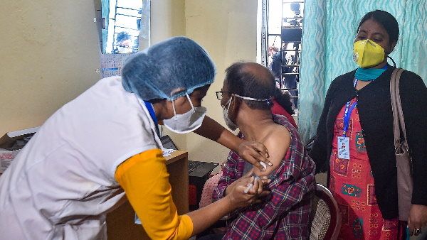 ஒவ்வொரு மாநிலத்திலும் முதல் தடுப்பூசி யாருக்குனு தெரியனுமா... அப்போ இதை முதலில் படிங்க!