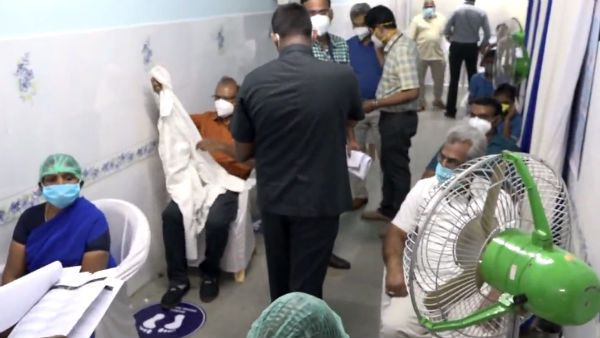 தமிழகத்தில் அரசு மருத்துவர் செந்திலுக்கு முதல் தடுப்பூசி!