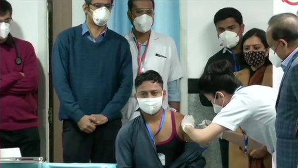 டெல்லி எய்ம்ஸில் துப்பரவு தொழிலாளிக்கு முதல் தடுப்பூசி..மருத்துவமனை இயக்குனரும் தடுப்பூசி போட்டார்!